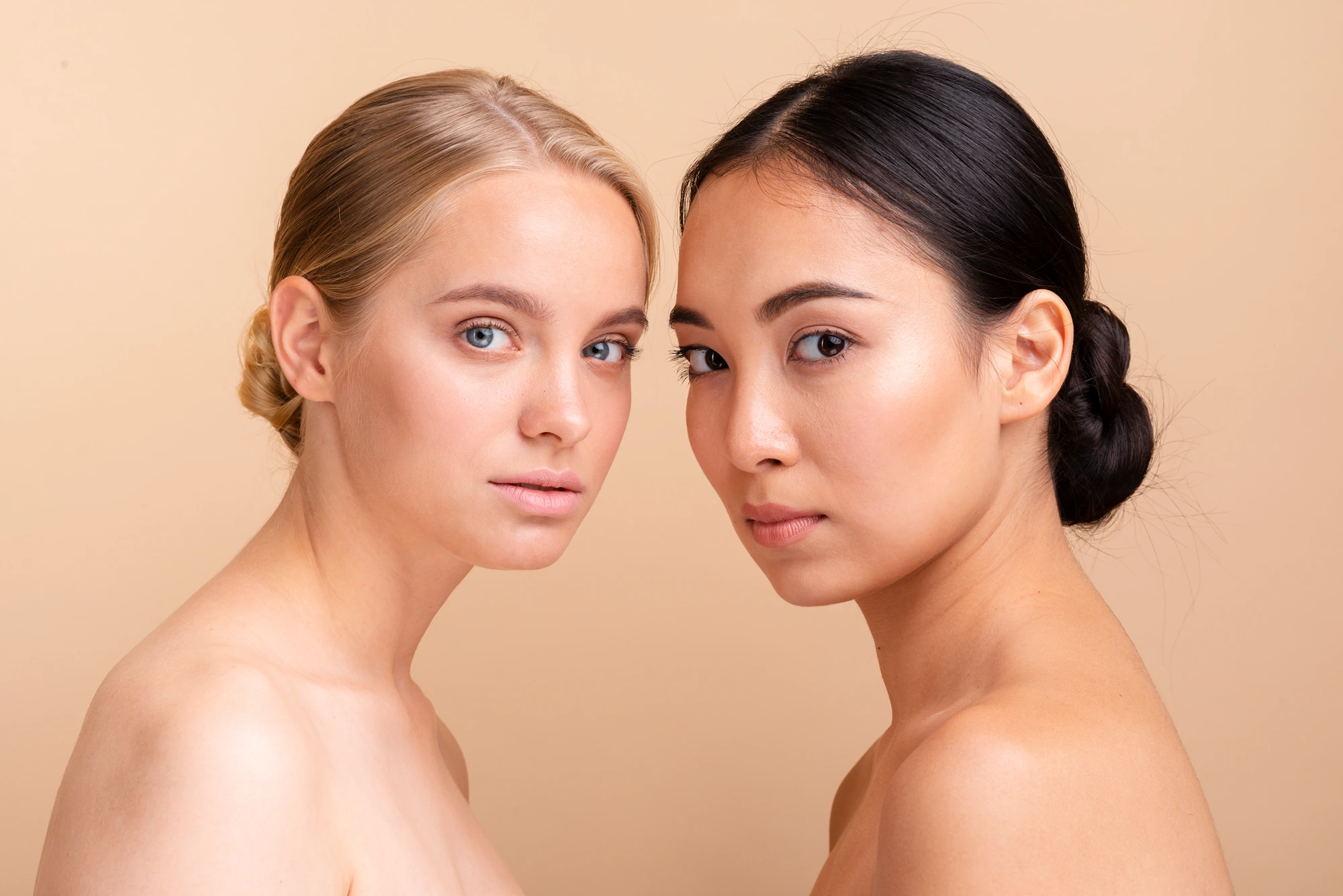 Close-up models posing together